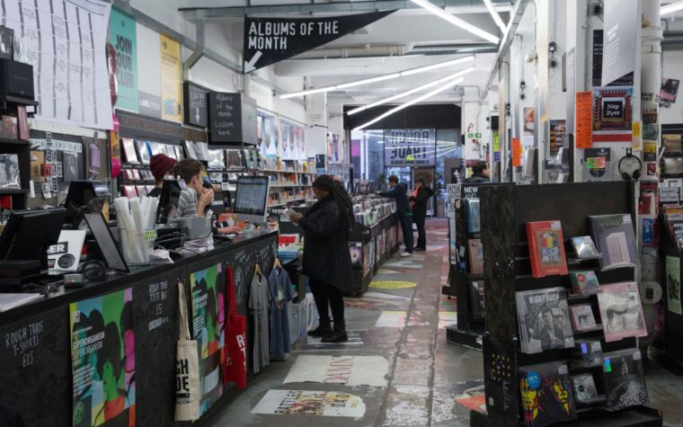 Nouveau système de recyclage pour le vinyle et le CD injouables lancés - avec un commerce brut et d'autres magasins britanniques à bord