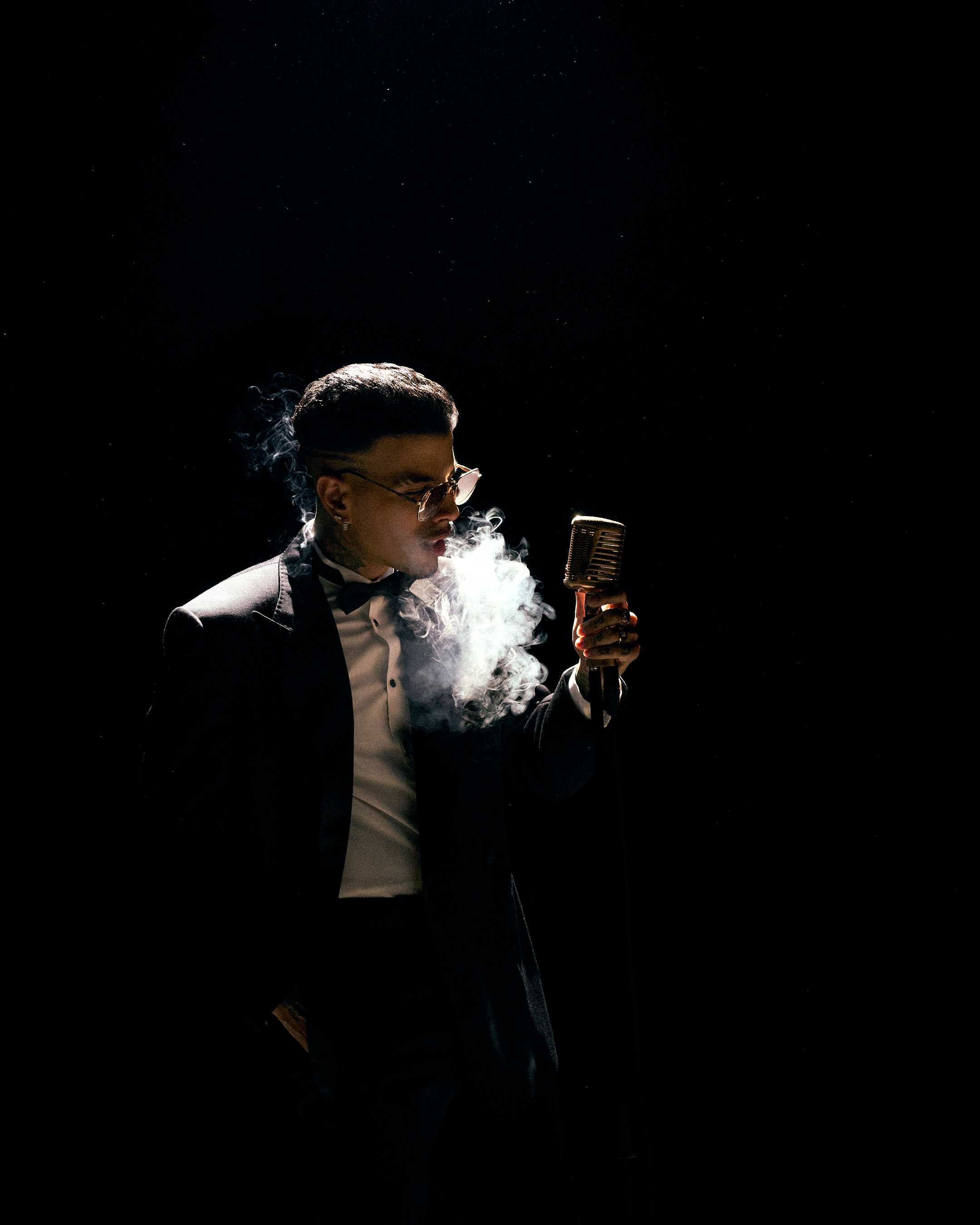 Rauw Alejandro photographié sous les projecteurs avec un microphone de ruban, photo par presse
