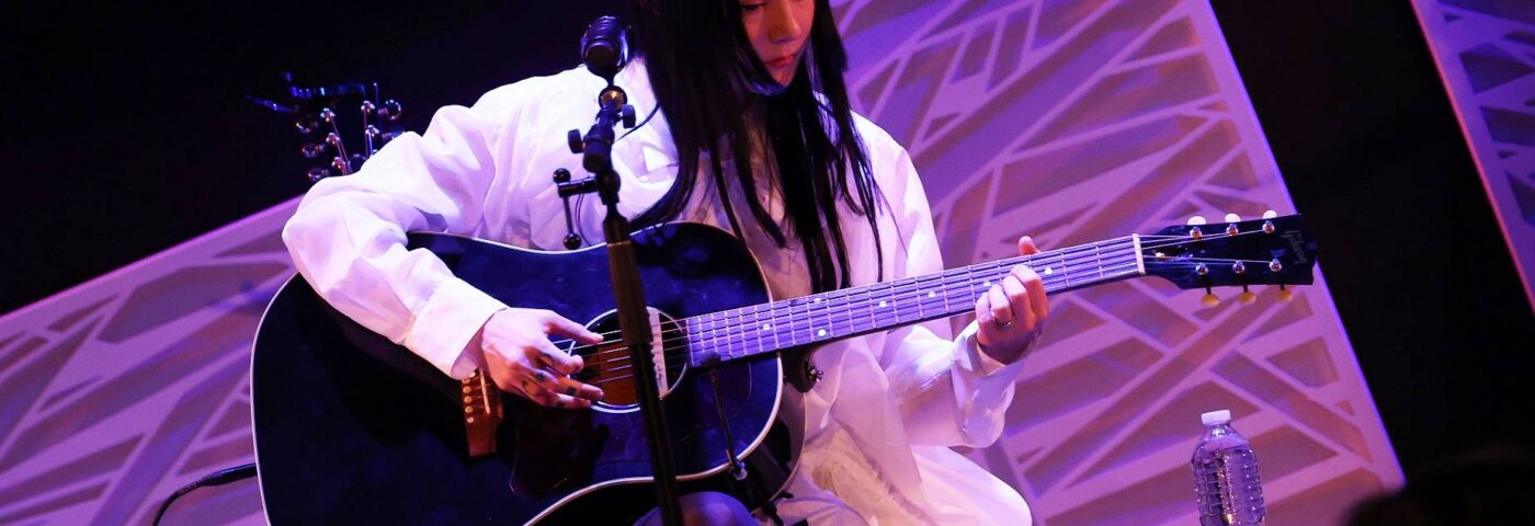 Regarder le petit déjeuner japonais interpréter 'pour les chants de brunettes mélancoliques (et les femmes tristes) au Theatrical Museum Show