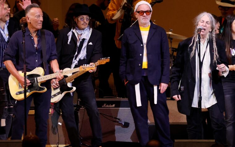 Regardez Bruce Springsteen, Flea, Karen O et plus de confiture avec Patti Smith au concert hommage des étoiles