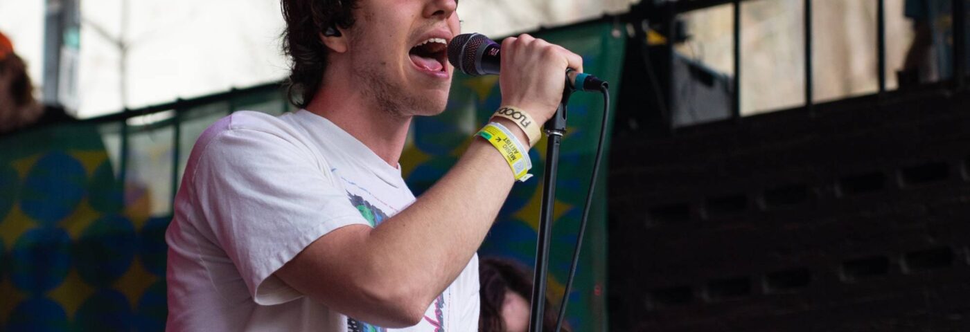 Regardez Cameron Winter de Geeese jouer de nouvelles chansons solo inédites à Intimate NYC Pop-Up Show