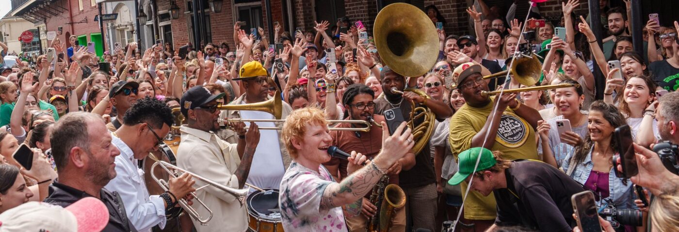 Regardez Ed Sheeran faire ses débuts sur une nouvelle chanson lors de la performance de la rue surprise de la Nouvelle-Orléans Regardez Ed Sheeran faire ses débuts sur une nouvelle chanson lors de la performance de la rue surprise de la Nouvelle-Orléans