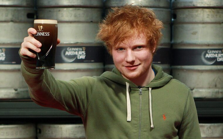 Regardez Ed Sheeran jouer surprise la Saint-Patrick se déroulant dans un pub de Boston
