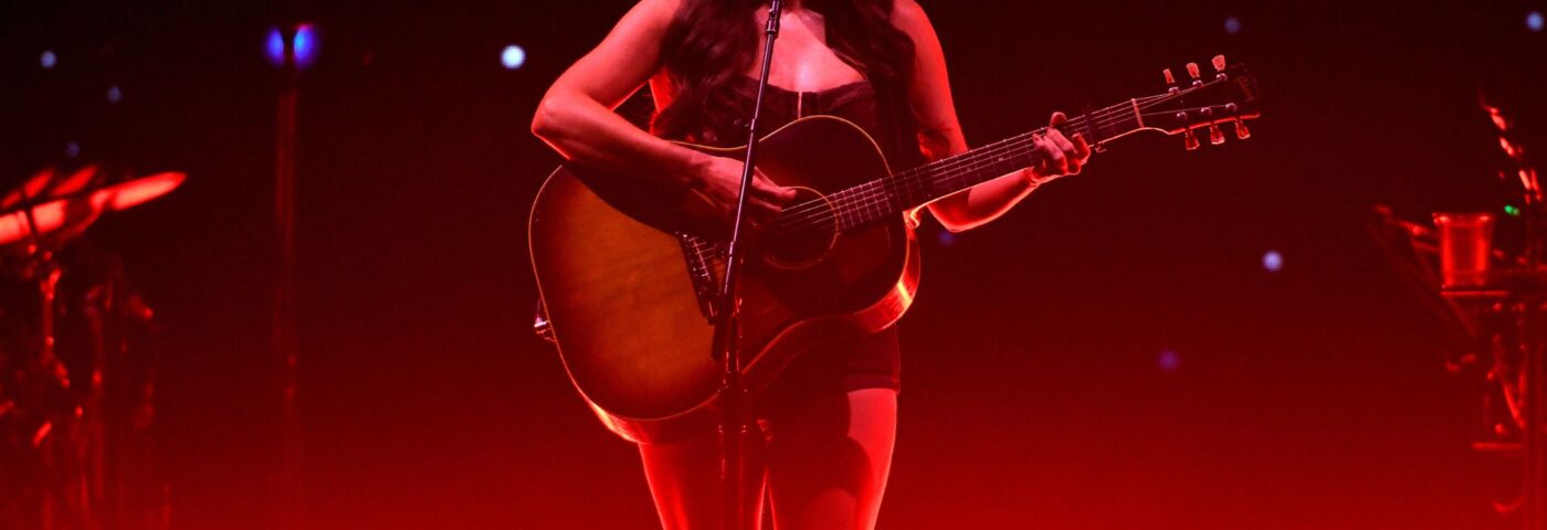 Regardez Kacey Musgraves interpréter une nouvelle chanson 'She's My Mitch' à Nashville