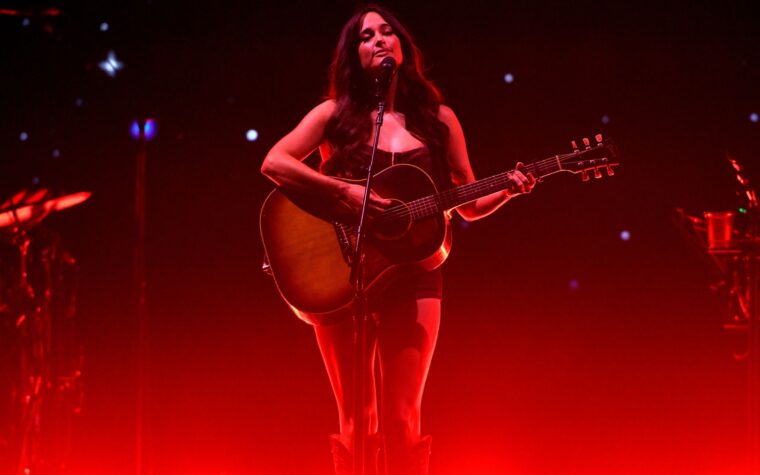 Regardez Kacey Musgraves interpréter une nouvelle chanson 'She's My Mitch' à Nashville