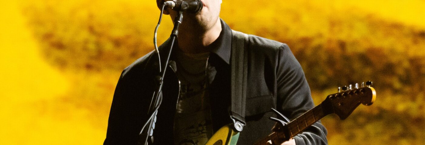 Regardez Sam Fender donner des chansons «  des gens ''