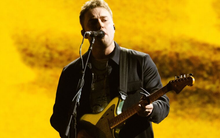 Regardez Sam Fender donner des chansons `` des gens ''