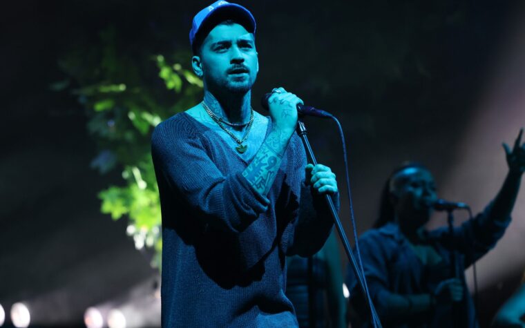 Regardez Zayn Malik chanter `` Night Changes '' de One Direction pour la première fois en 10 ans