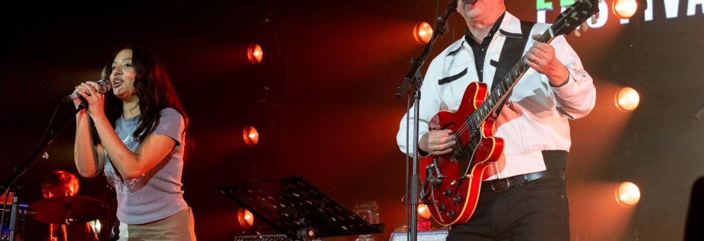 Regardez le professeur d'anglais et Richard Hawley Cover Joy Division 'Transmission' au BBC 6 Music Festival 2025