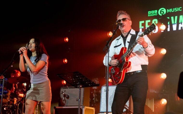 Regardez le professeur d'anglais et Richard Hawley Cover Joy Division 'Transmission' au BBC 6 Music Festival 2025