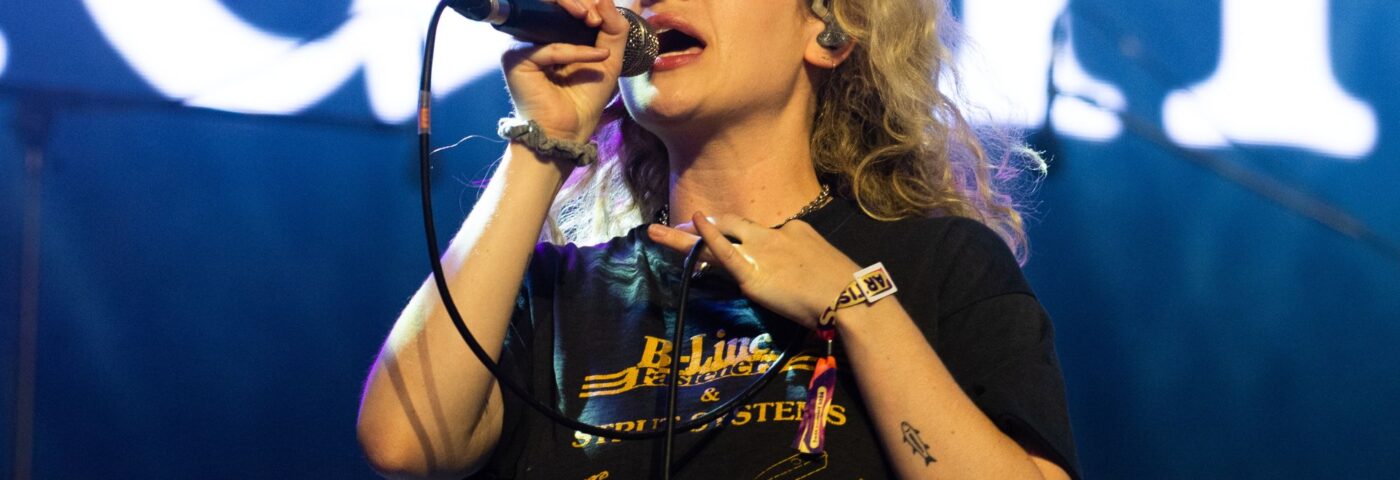 Regardez les performances captivantes de Blondhell ​​de 'T&A' sur 'Kimmel'