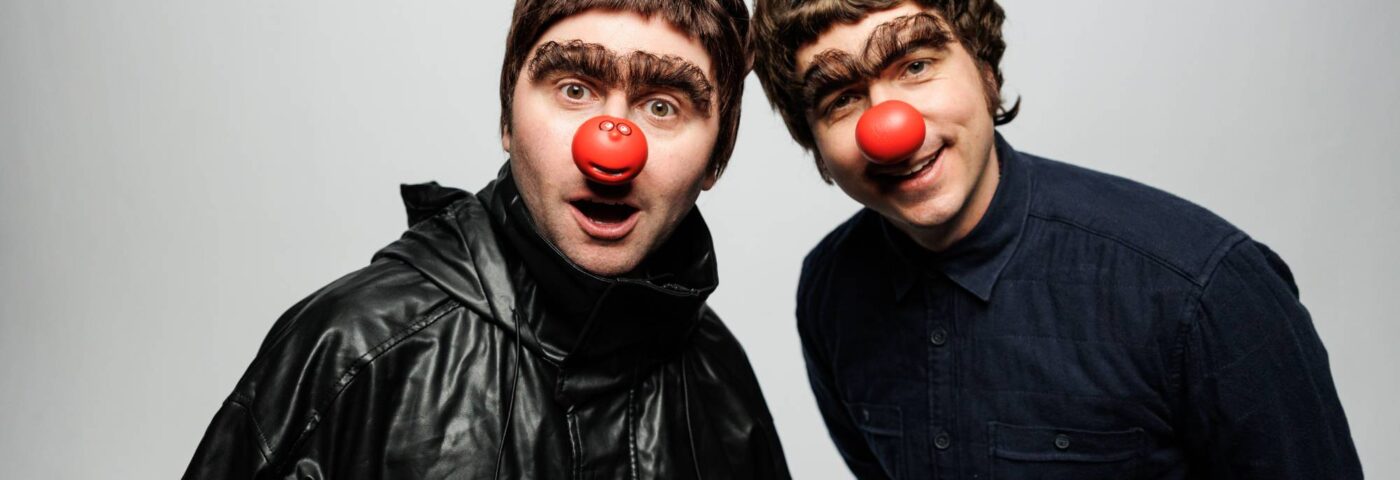 Regardez les stars de «  The Inbetweeners '' James Buckley et Joe Thomas Parody Oasis 'Liam et Noel Gallagher dans Comic Relief Sketch