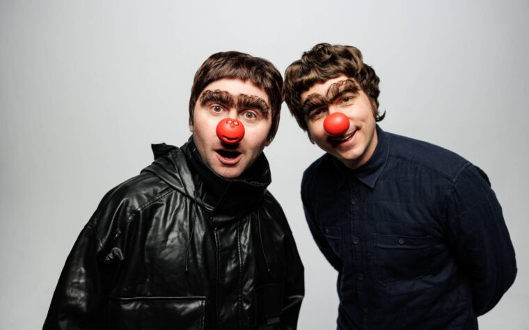 Regardez les stars de `` The Inbetweeners '' James Buckley et Joe Thomas Parody Oasis 'Liam et Noel Gallagher dans Comic Relief Sketch