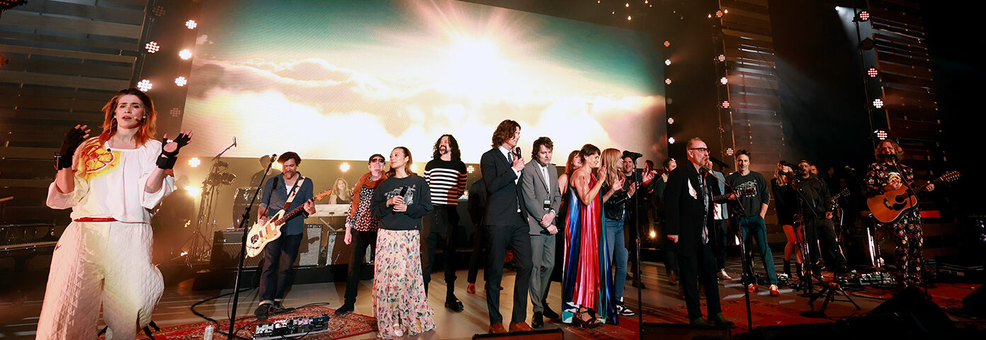 Regardez les tibias, Zach Braff, Laufey et plus couvrent «  Free Fallin '' de Tom Petty au «Garden State» Anniversary Concert Regardez les tibias, Zach Braff, Laufey et plus couvrent «  Free Fallin '' de Tom Petty au «Garden State» Anniversary Concert