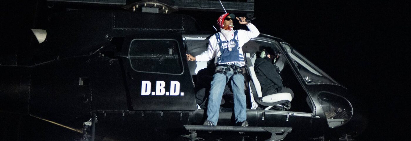 Regardez un $ ap rocky jouer de nouvelles chansons d'un hélicoptère à Rolling Loud California