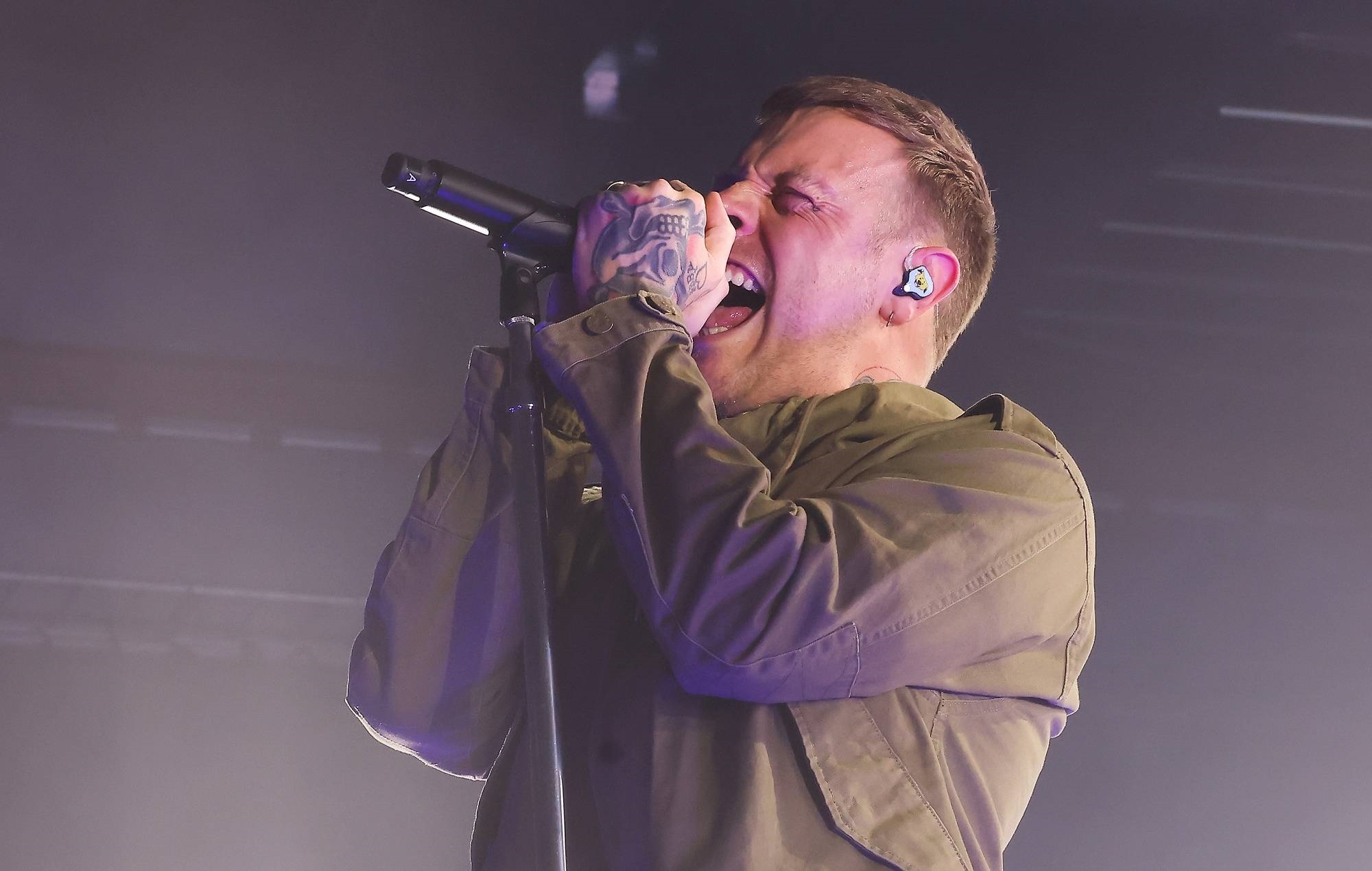 Le chanteur des architectes Sam Carter
