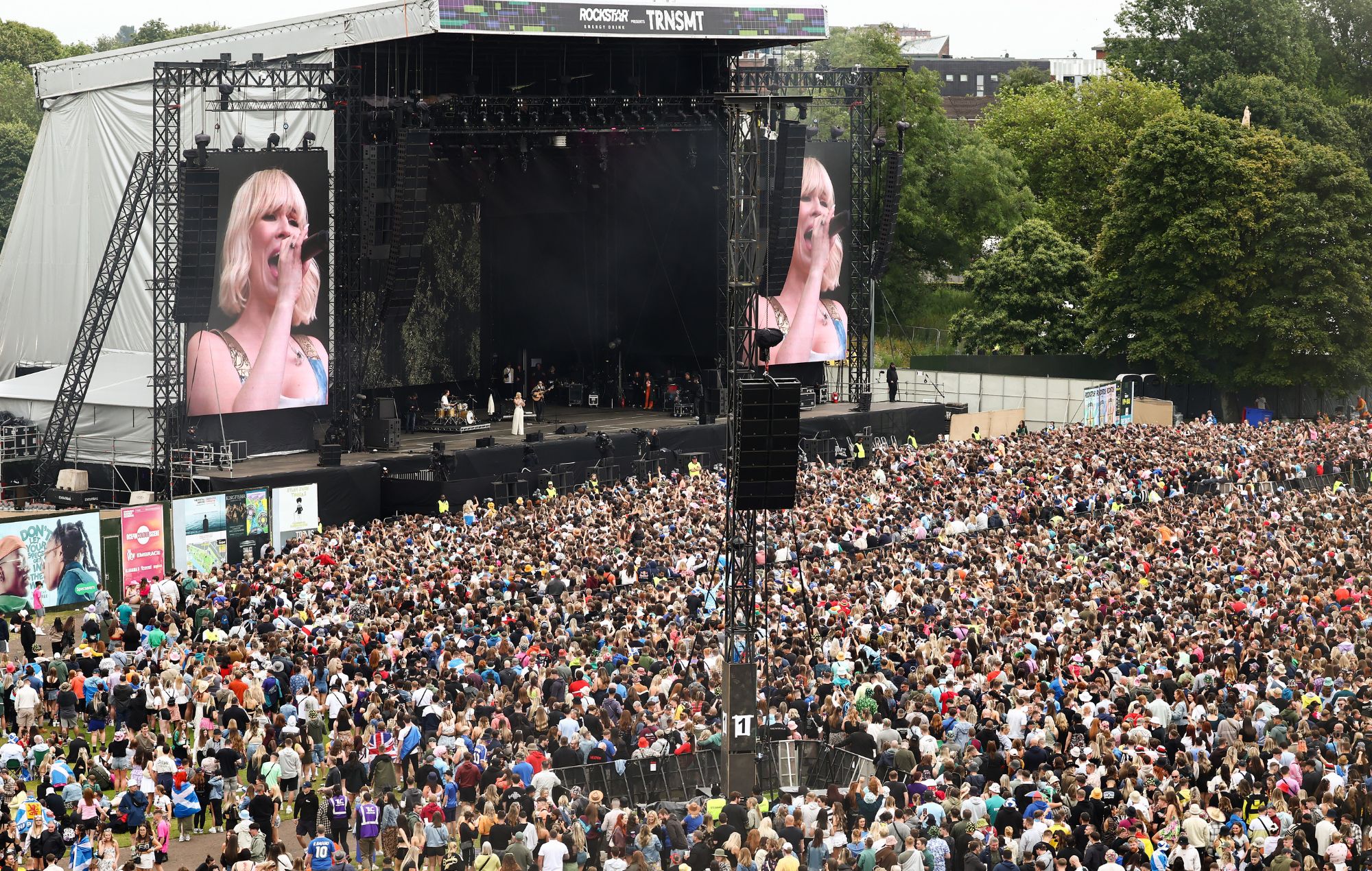 La foule regarde Natasha Bedingfield se produire au TRNSMT Festival 2024