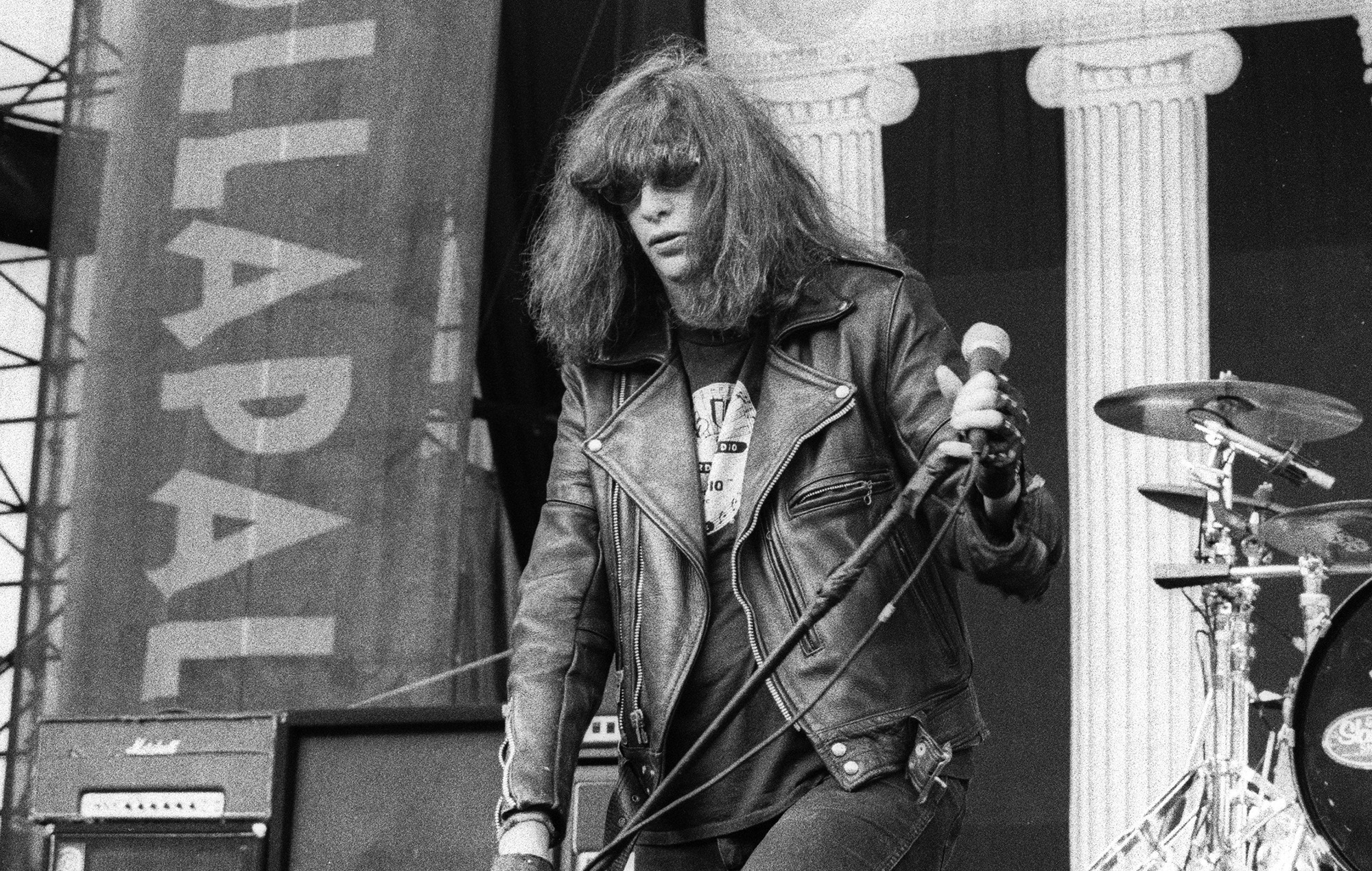 Joey Ramone se produit avec les Ramones à Lallapalooza à l'amphithéâtre d'Irvine Meadows à Irvine, en Californie, le 3 août 1996