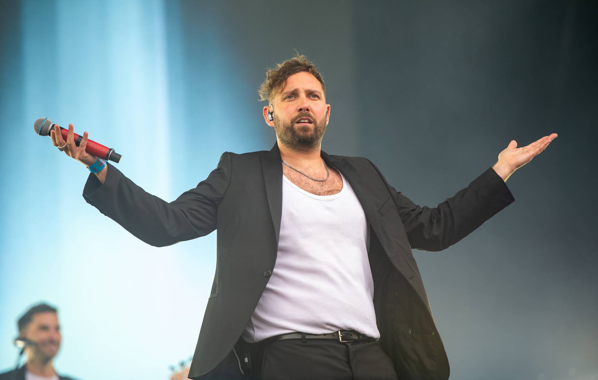 Josh Franceschi de You Me à Six Profits le jour 1 du Reading Festival 2023. (Photo de Joseph Okpako / WireImage)