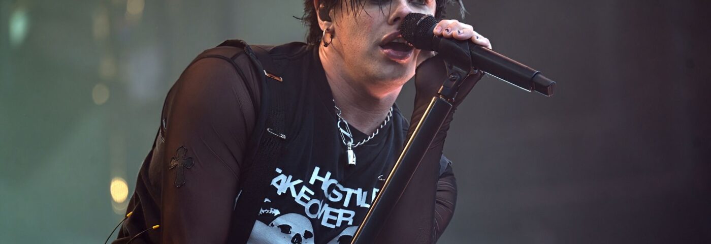 Yungblud taquine l'ère suivante alors qu'il revient sur les réseaux sociaux avec un nouveau look: « Bonjour »