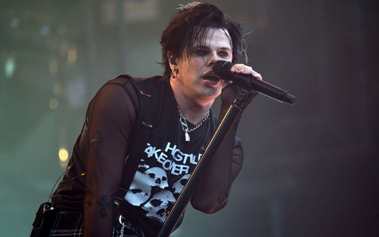 Yungblud taquine l'ère suivante alors qu'il revient sur les réseaux sociaux avec un nouveau look: "Bonjour"