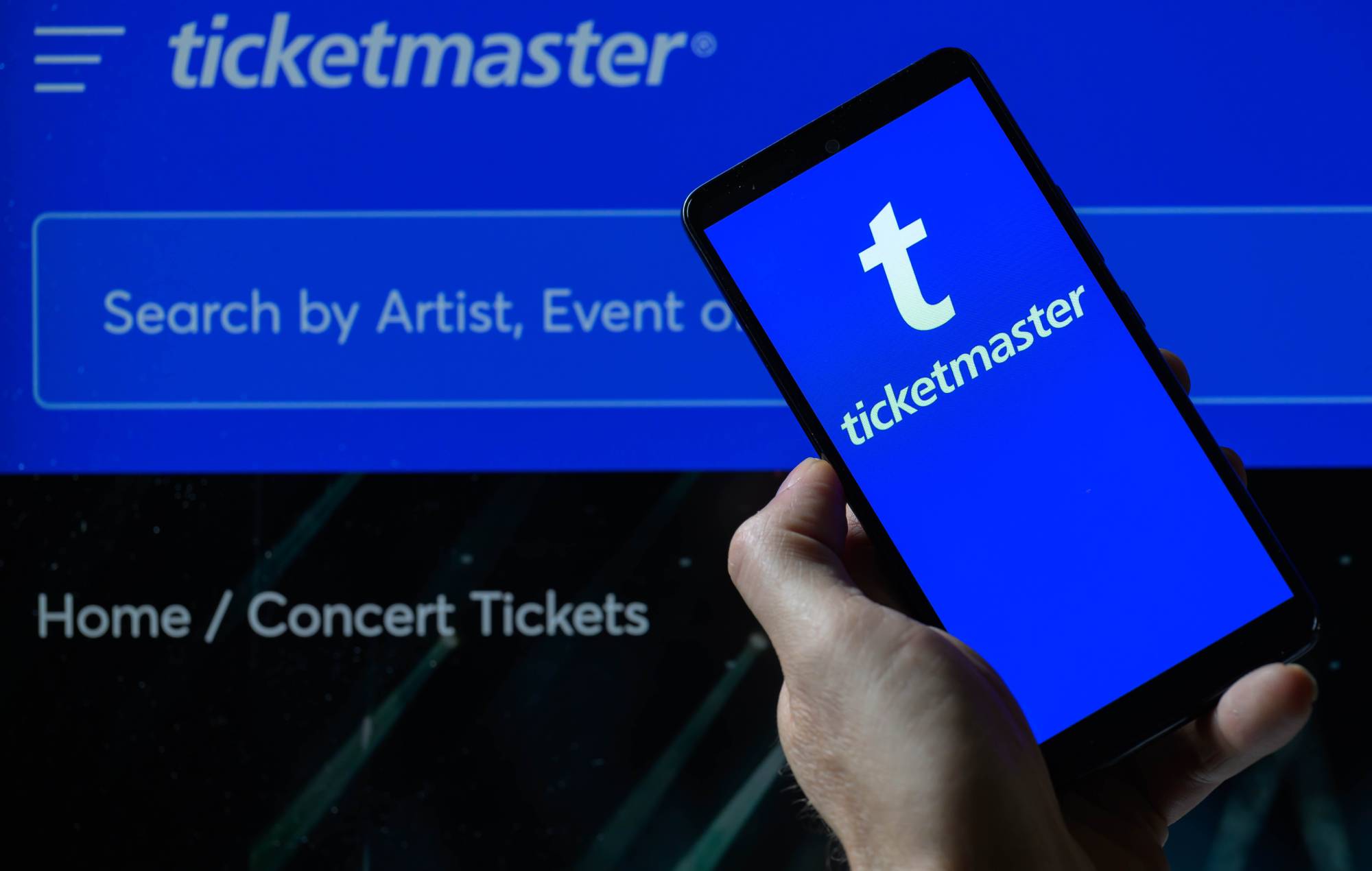 Le logo Ticketmaster est affiché sur un smartphone avec la page d'accueil Web Ticketmaster. (Photo de Jonathan Raa / Nurphoto via Getty Images)