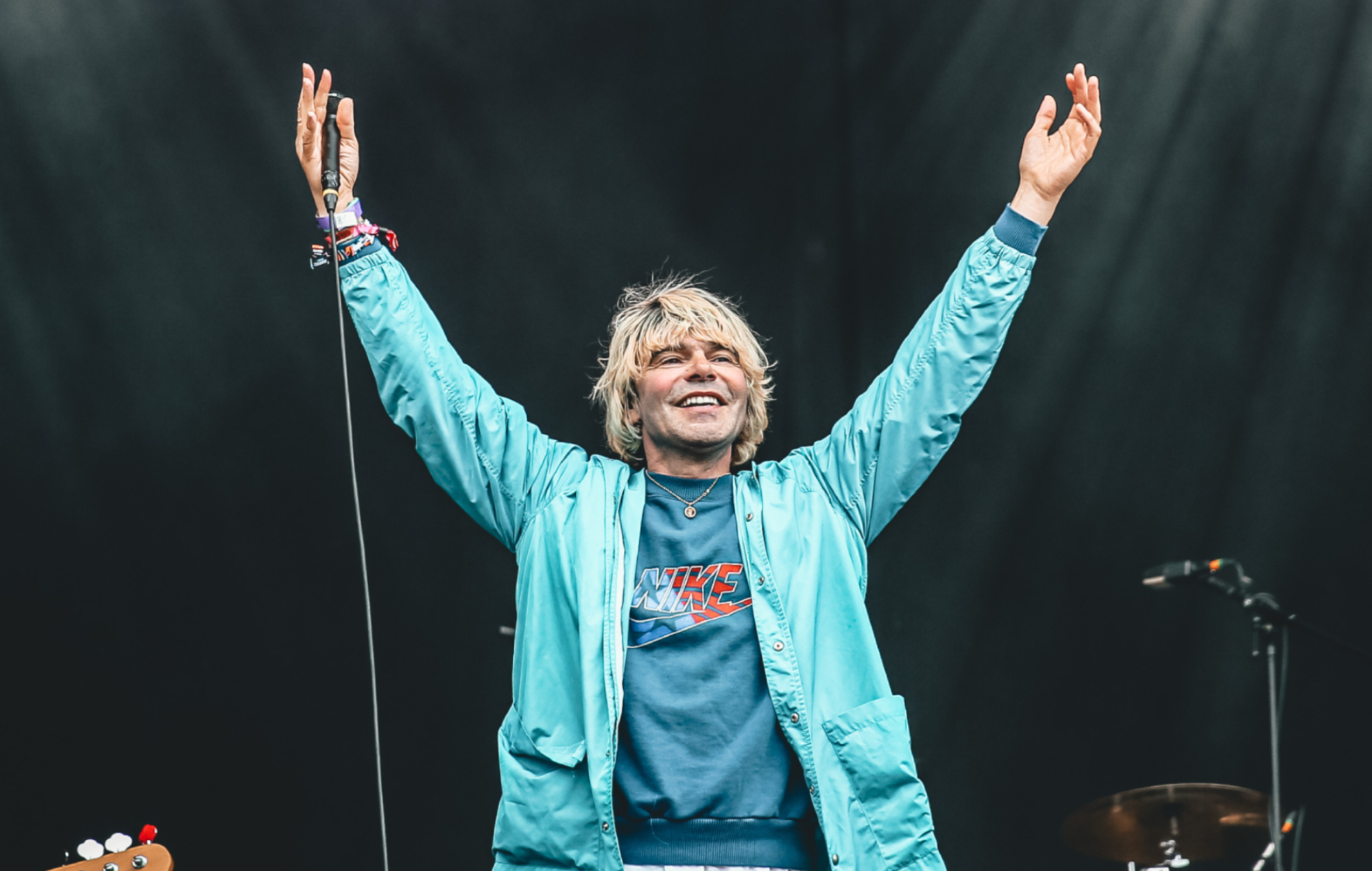 Tim Burgess se produisant en direct sur scène