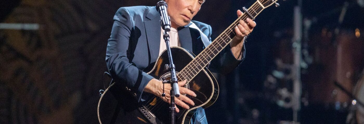 Paul Simon défie les chances de revenir de la retraite et des craintes de perte auditive pour lancer la tournée nord-américaine en 2025