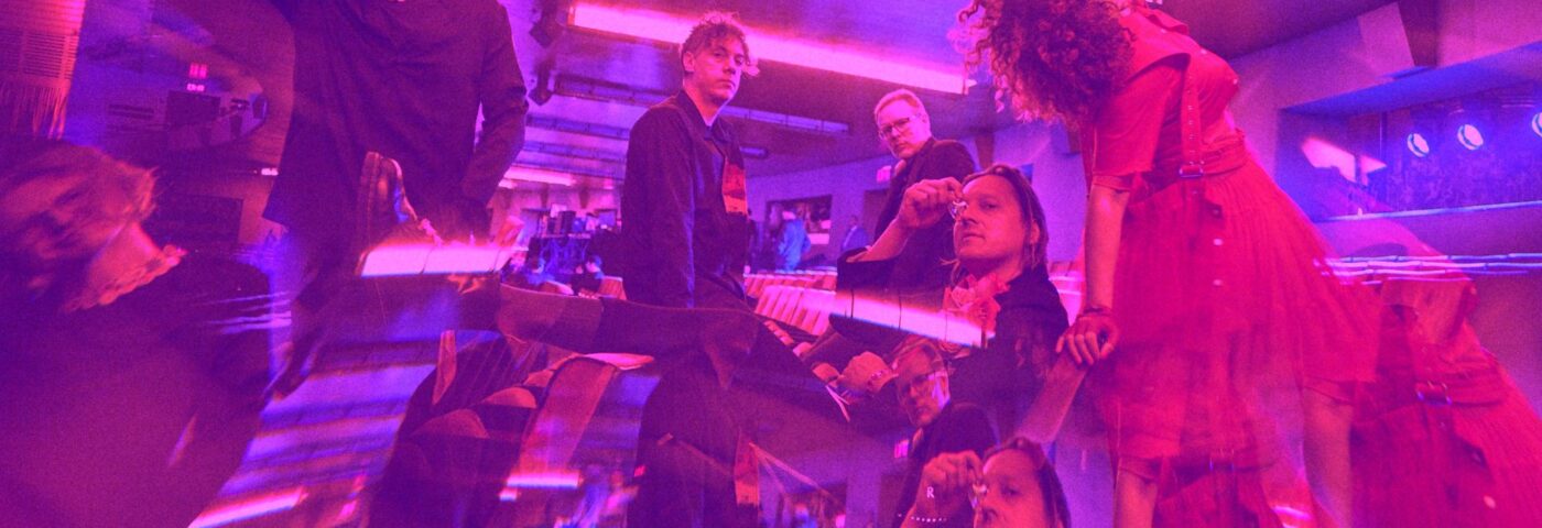 Arcade Fire revient avec le single euphorique 'Year of the Snake' et annonce les nouveaux détails de l'album «Pink Elephant»