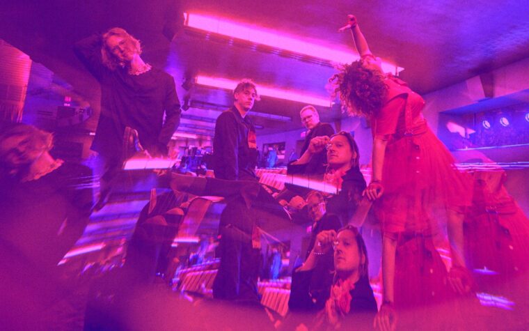 Arcade Fire revient avec le single euphorique 'Year of the Snake' et annonce les nouveaux détails de l'album «Pink Elephant»