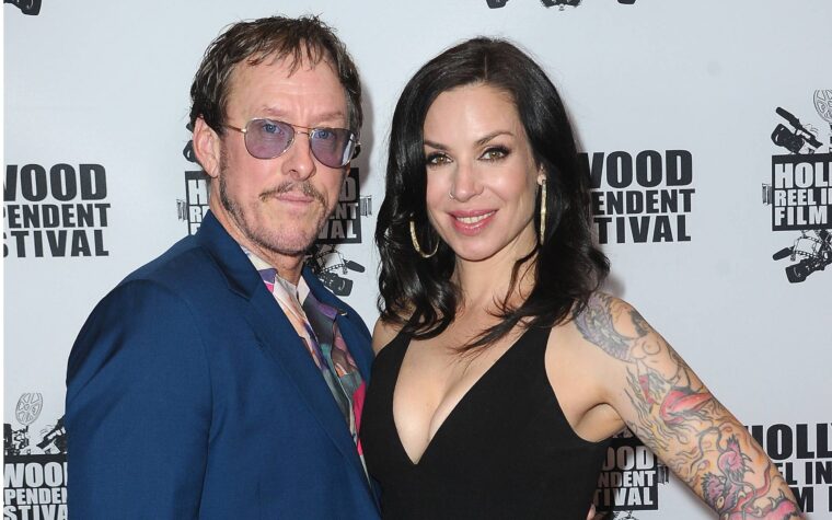 Scott Shriner de Weezer s'exprime après que la police a été abattue par la police et arrêtée pour tentative de meurtre
