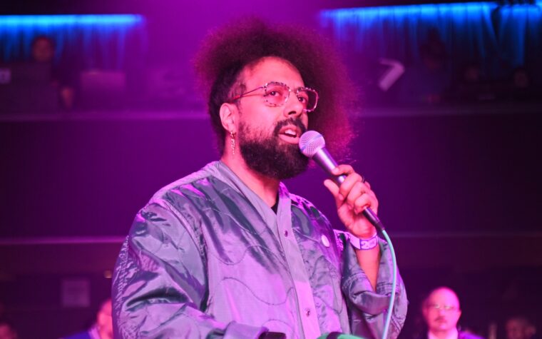 Reggie Watts claque la détérioration de Coachella au fil des ans