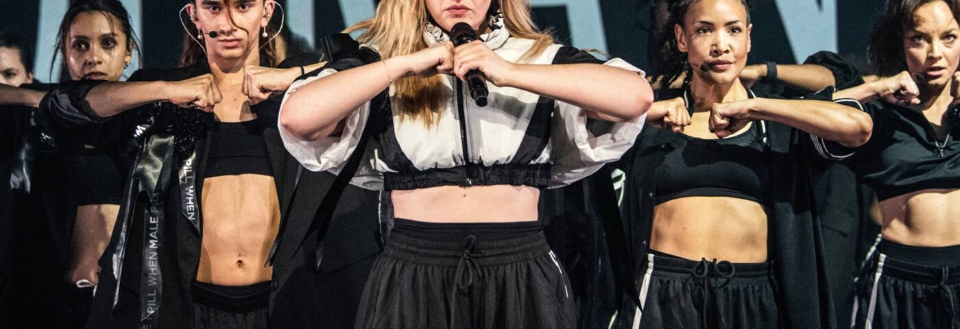 Regardez Self Weeem faire ses débuts sur de nouvelles chansons dans le spectacle de London 'A compliqué «A compliqué»