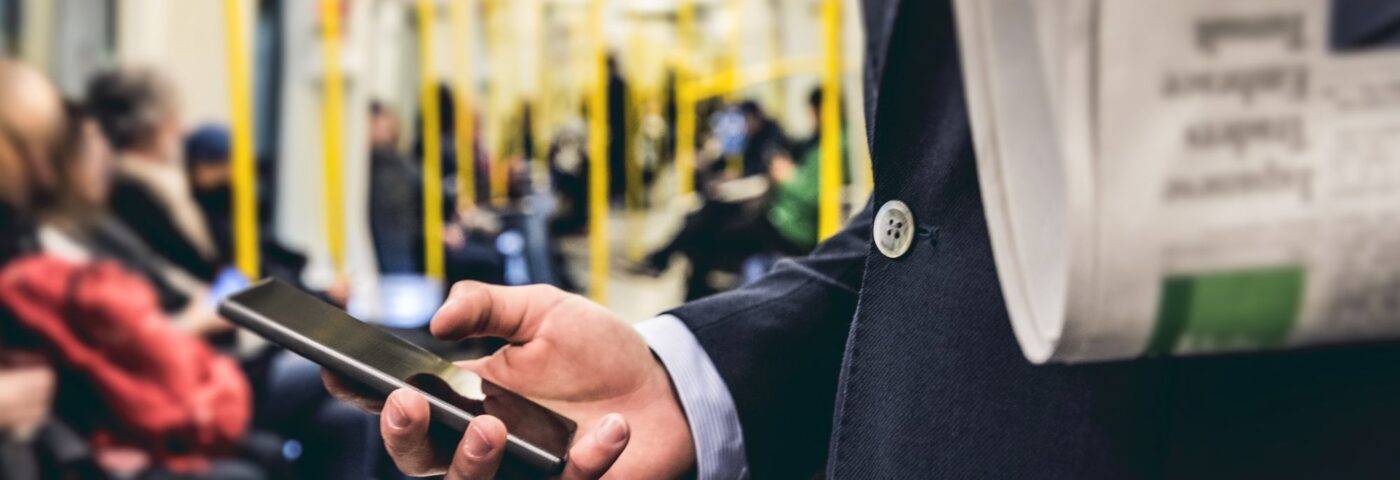 Lib Dems appelle à des « cadgères de casque » fines 1 000 £ pour avoir dynamité de la musique forte dans les trains et les bus sans écouteurs