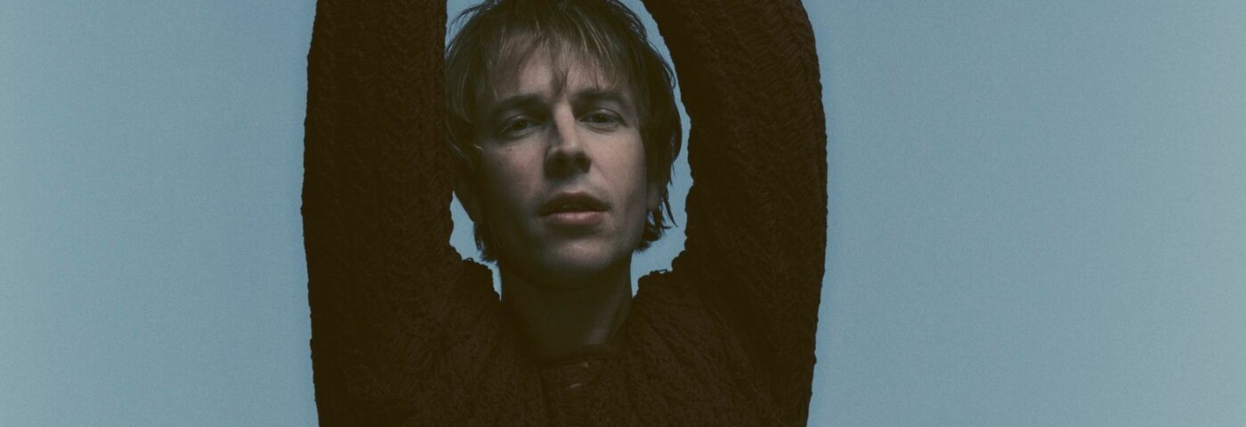Tom Odell publie un nouveau single de rêve «  Don't Let Me Go '' pendant la route avec Billie Eilish
