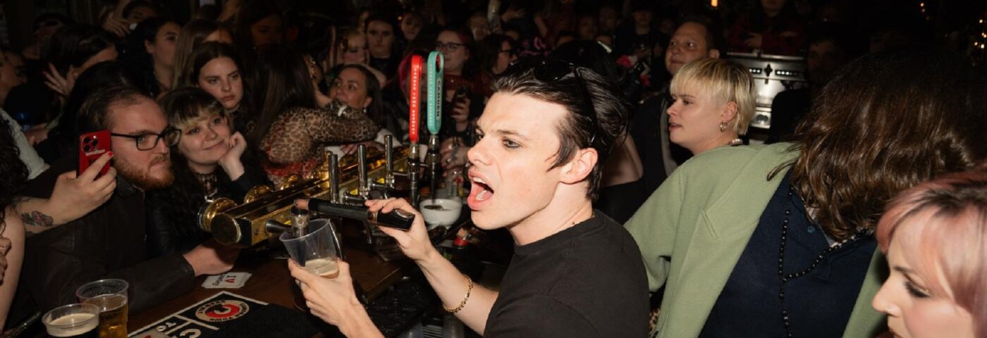 Regardez Yungblud Tirez des pintes pour les fans dans son pub londonien préféré
