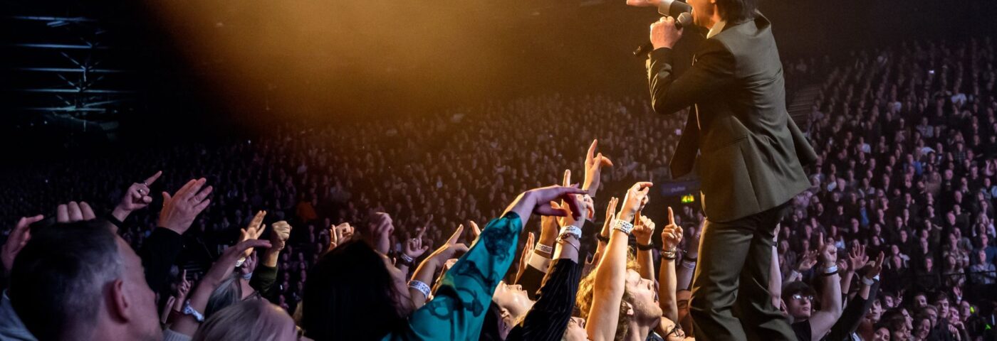 Nick Cave sur son « amour » pour le public et le pouvoir de « dans mes bras » Nick Cave sur son « amour » pour le public et le pouvoir de « dans mes bras »