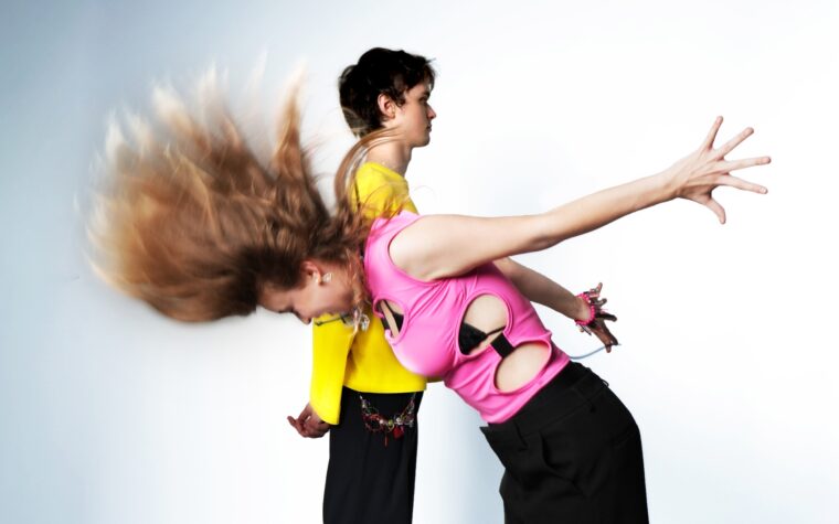 Embrasser Punchbag à roue libre et cathartique rave-pop