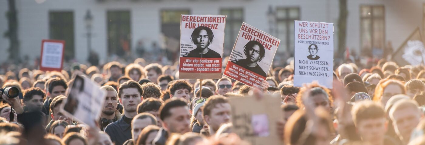 Des milliers de personnes se rassemblent en Allemagne après que la police tue un homme noir à l'extérieur de la boîte de nuit