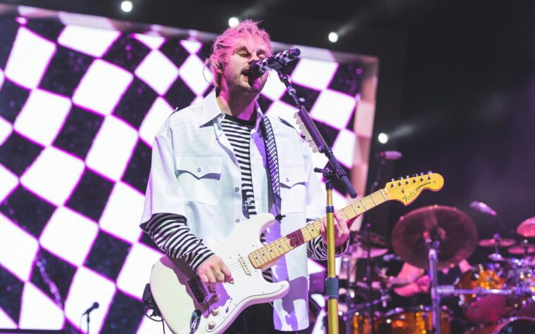5 secondes de Michael Clifford de l'été publie le premier single introspectif `` Cool ''