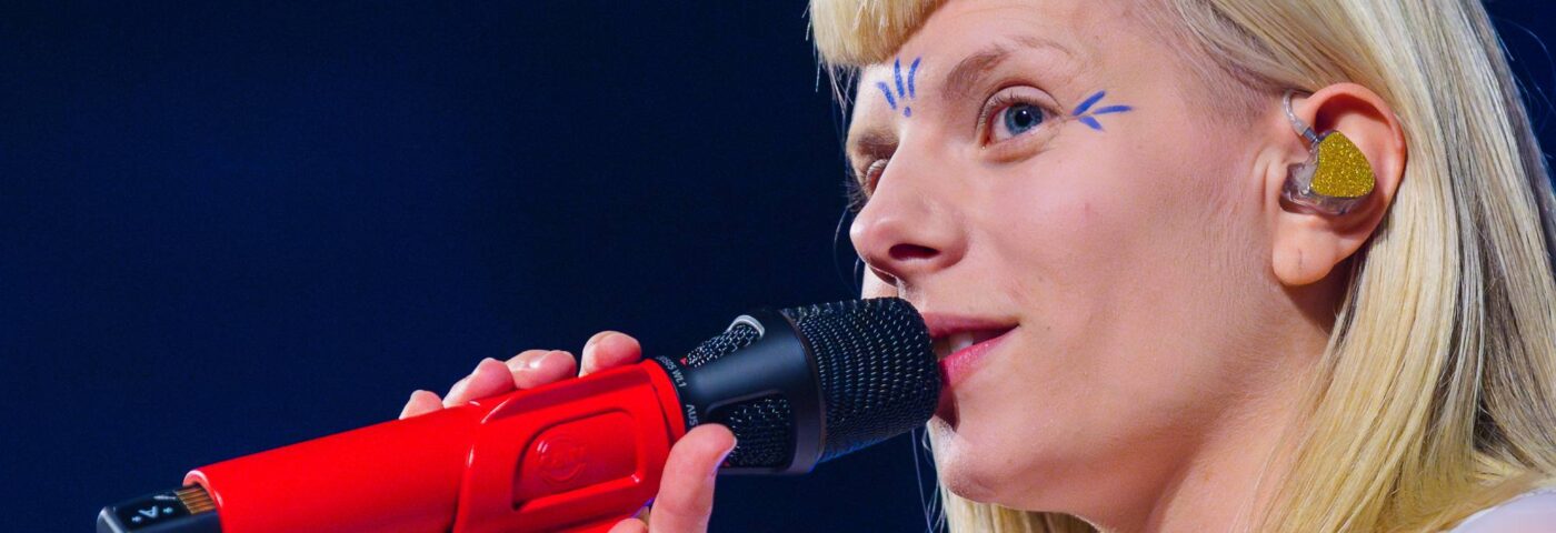 Aurora fait face à « l'ennemi invisible » de la colère et de la tristesse sur le nouveau single enchanteur « The Flood » Aurora fait face à « l'ennemi invisible » de la colère et de la tristesse sur le nouveau single enchanteur « The Flood »