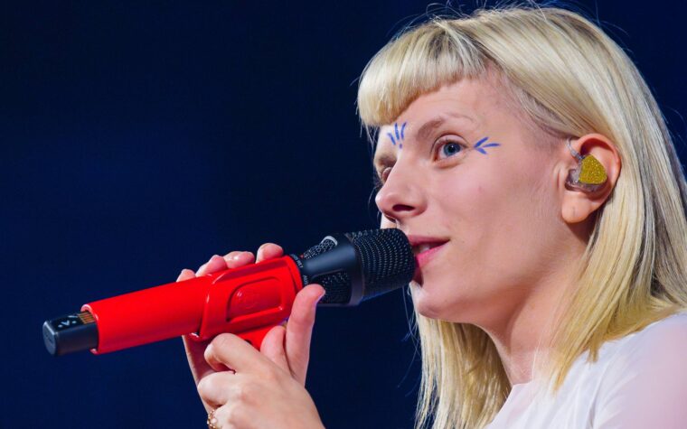 Aurora fait face à "l'ennemi invisible" de la colère et de la tristesse sur le nouveau single enchanteur "The Flood"