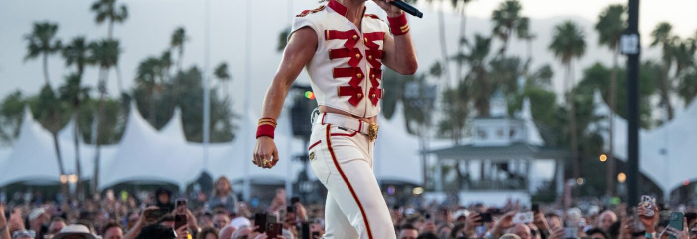 Benson Boone Pranks Coachella Crowd avec Brian May Cardboard Cutout après que Queen Legend a obtenu une réaction tiède au festival