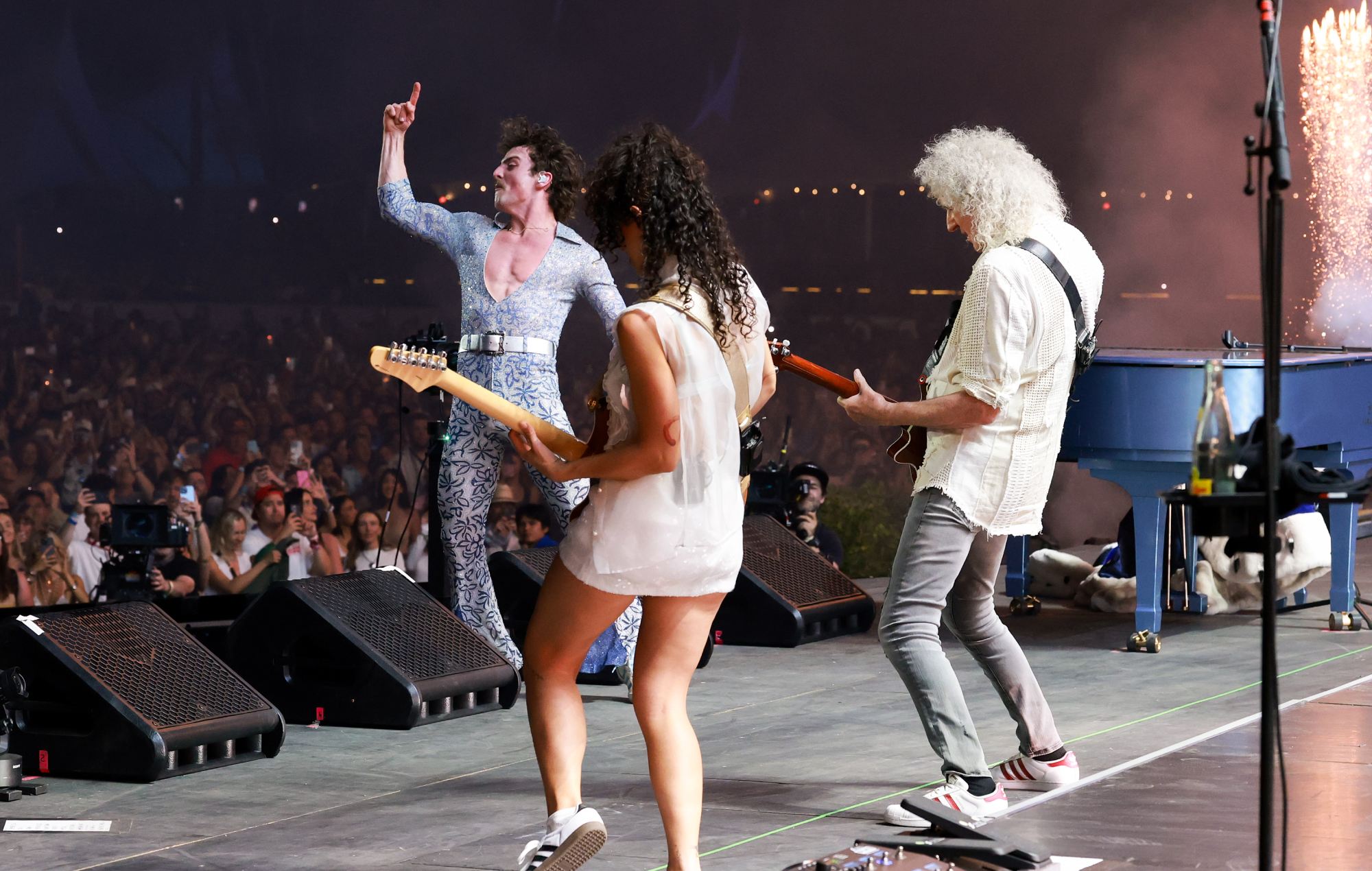 Benson Boone joue avec Brian May