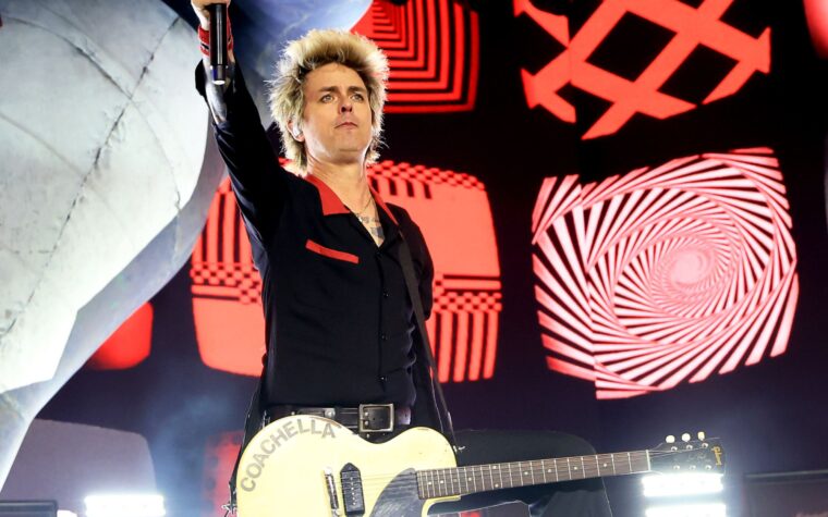 Billie Joe Armstrong de Green Day sort dans le chapeau de Charli Xcx `` Brat '' à Coachella après que leurs fans se soient assurés sur les réseaux sociaux