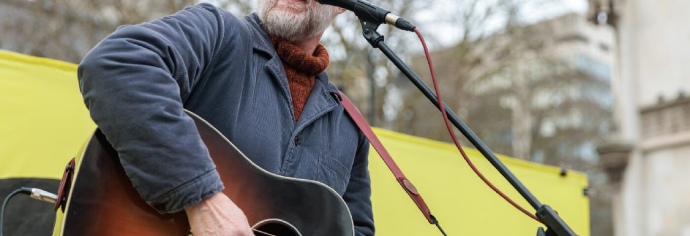Billy Bragg marque le 100e anniversaire de Tony Benn en posant ses « cinq questions à poser au puissant » à Elon Musk