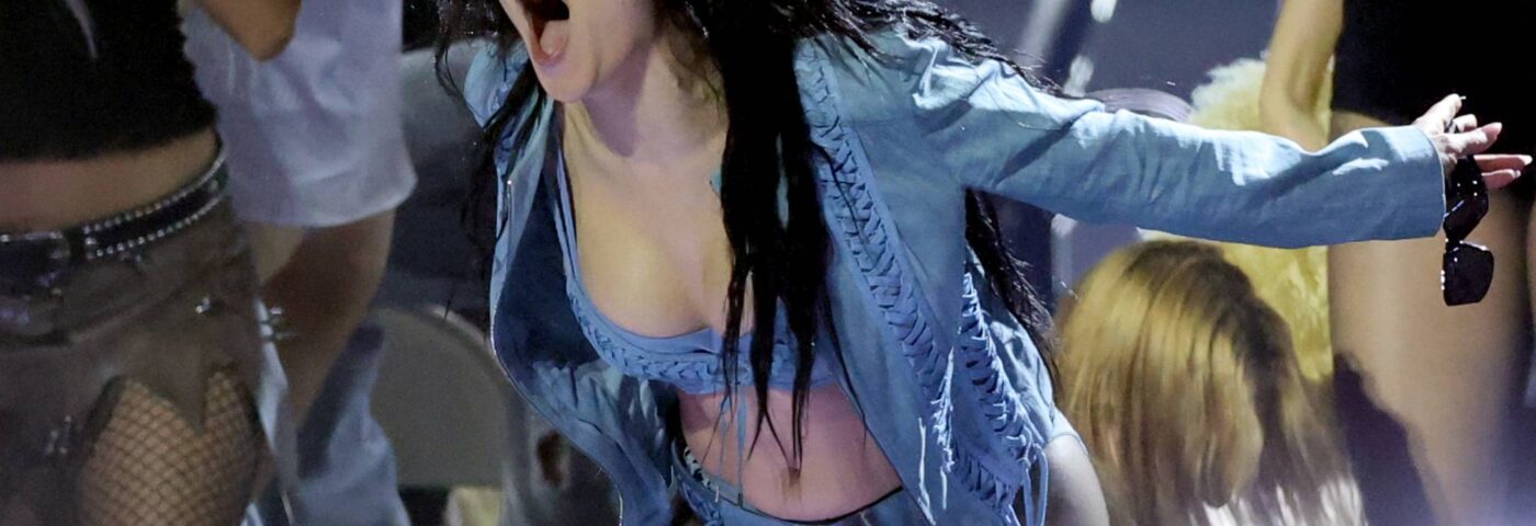 Charli XCX confirme la fin de l'été «Brat» et partage à qui elle passe le flambeau à Coachella 2025