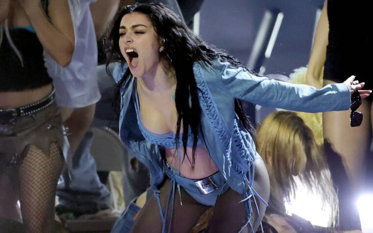 Charli XCX confirme la fin de l'été «Brat» et partage à qui elle passe le flambeau à Coachella 2025