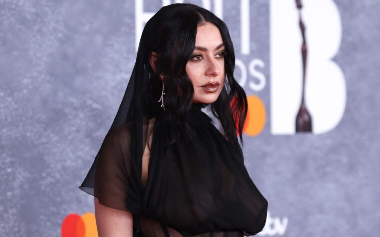 Charli XCX pour jouer dans le prochain film du réalisateur Takashi Miike