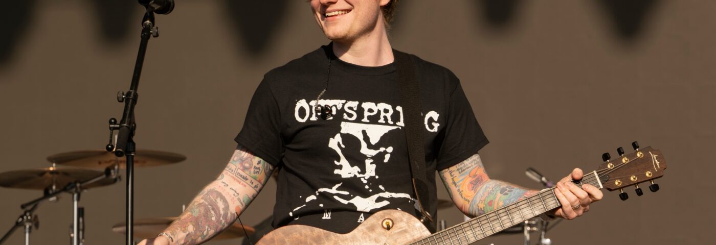 Ed Sheeran construit l'ancien pub de téléphone nommé d'après New Song à Ipswich, États-Unis, et se présente pour interpréter Chappell Roan Cover
